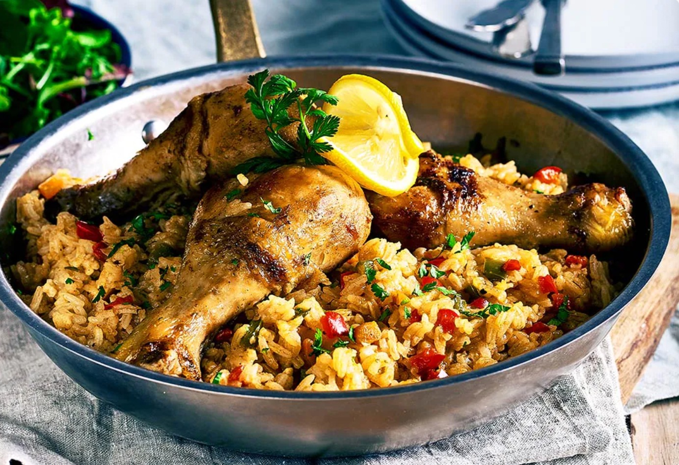 Ensalada de pimientos asados atún y huevo con arroz y pollo en una olla